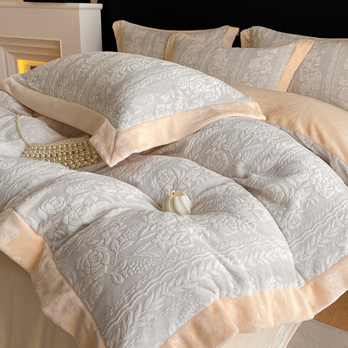 91家纺网 家纺一手货源 找家纺 民新家纺 2025新款牛奶绒宽包边雕花四件套 巴黎恋人-浅灰