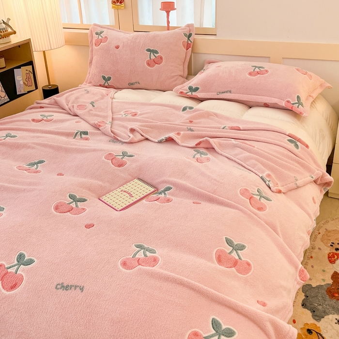 91家纺网 家纺一手货源 找家纺 川悦生活 2025新款高克重双面雪花绒印花毛毯三件套 毛毯桃心爱语