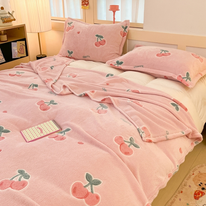 91家纺网 家纺一手货源 找家纺 川悦生活 2025新款高克重双面雪花绒印花毛毯三件套 毛毯桃心爱语