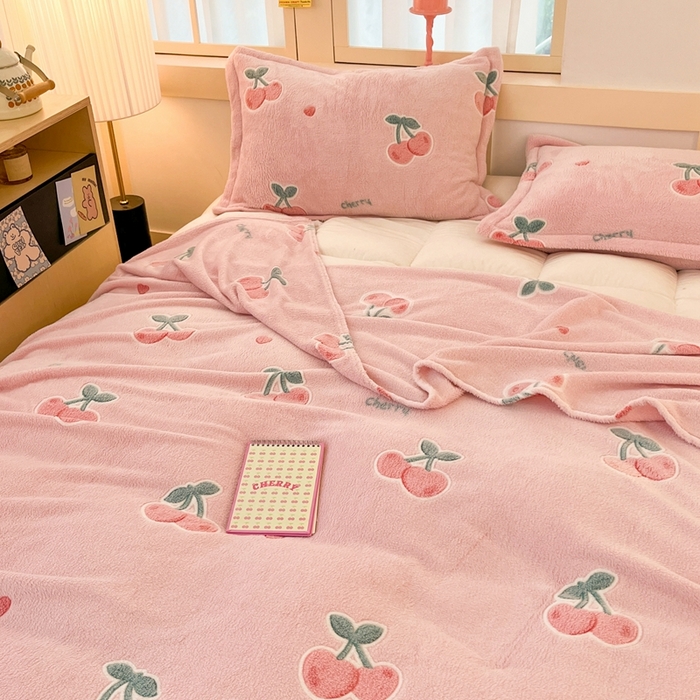 91家纺网 家纺一手货源 找家纺 川悦生活 2025新款高克重双面雪花绒印花毛毯三件套 毛毯桃心爱语