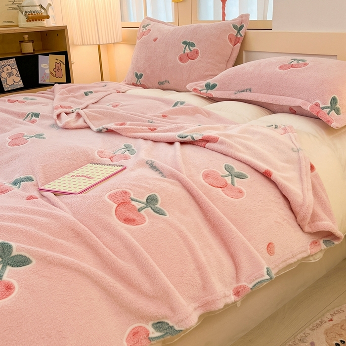 91家纺网 家纺一手货源 找家纺 川悦生活 2025新款高克重双面雪花绒印花毛毯三件套 毛毯桃心爱语