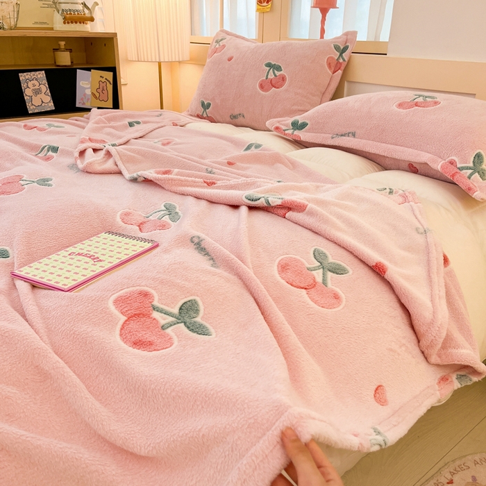 91家纺网 家纺一手货源 找家纺 川悦生活 2025新款高克重双面雪花绒印花毛毯三件套 毛毯桃心爱语