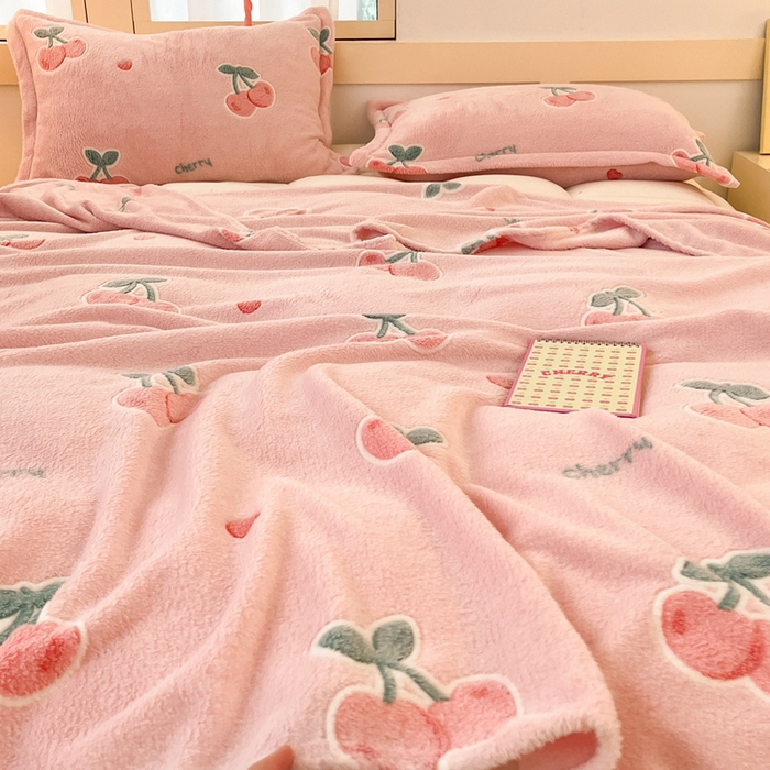 91家纺网 家纺一手货源 找家纺 川悦生活 2025新款高克重双面雪花绒印花毛毯三件套 毛毯桃心爱语