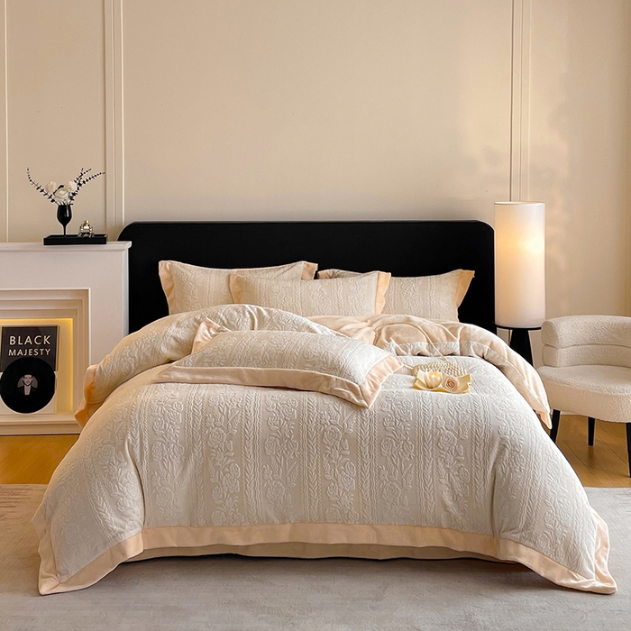 91家纺网 家纺一手货源 找家纺 民新家纺 2025新款牛奶绒宽包边雕花四件套 巴黎恋人-浅米黄