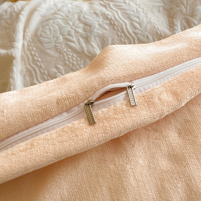 91家纺网 家纺一手货源 找家纺 民新家纺 2025新款牛奶绒宽包边雕花四件套 巴黎恋人-浅米黄