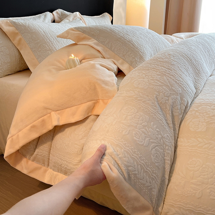 91家纺网 家纺一手货源 找家纺 民新家纺 2025新款牛奶绒宽包边雕花四件套 巴黎恋人-浅米黄