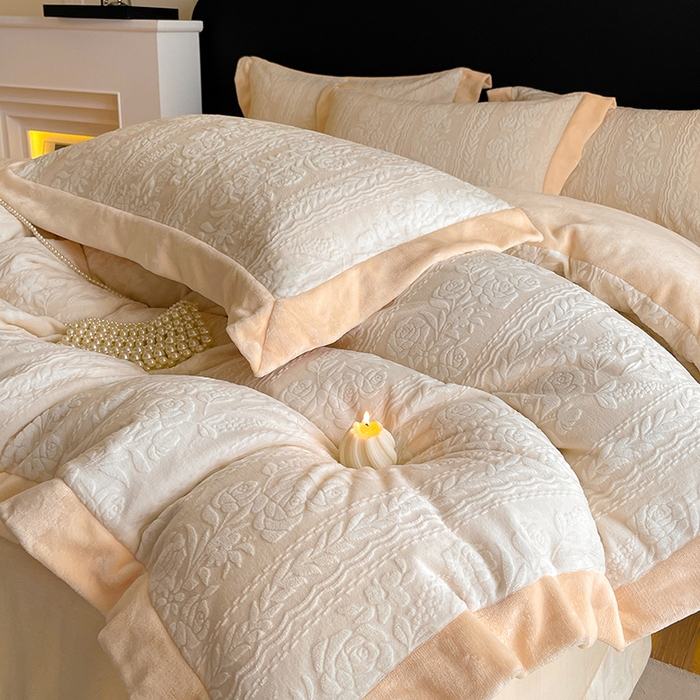 91家纺网 家纺一手货源 找家纺 民新家纺 2025新款牛奶绒宽包边雕花四件套 巴黎恋人-浅米黄