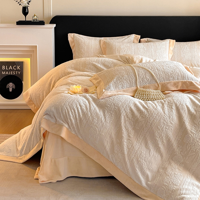 91家纺网 家纺一手货源 找家纺 民新家纺 2025新款牛奶绒宽包边雕花四件套 巴黎恋人-浅米黄