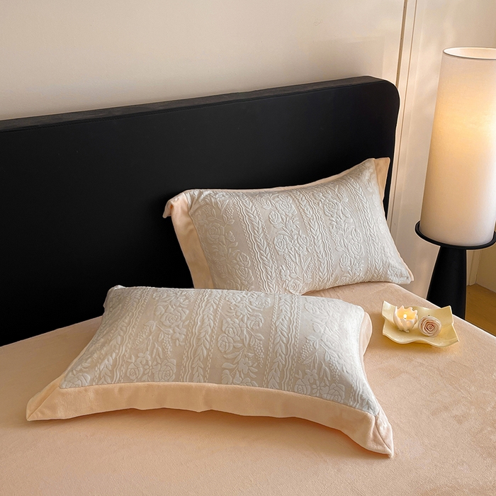 91家纺网 家纺一手货源 找家纺 民新家纺 2025新款牛奶绒宽包边雕花四件套 巴黎恋人-浅米黄