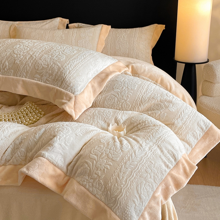 91家纺网 家纺一手货源 找家纺 民新家纺 2025新款牛奶绒宽包边雕花四件套 巴黎恋人-浅米黄