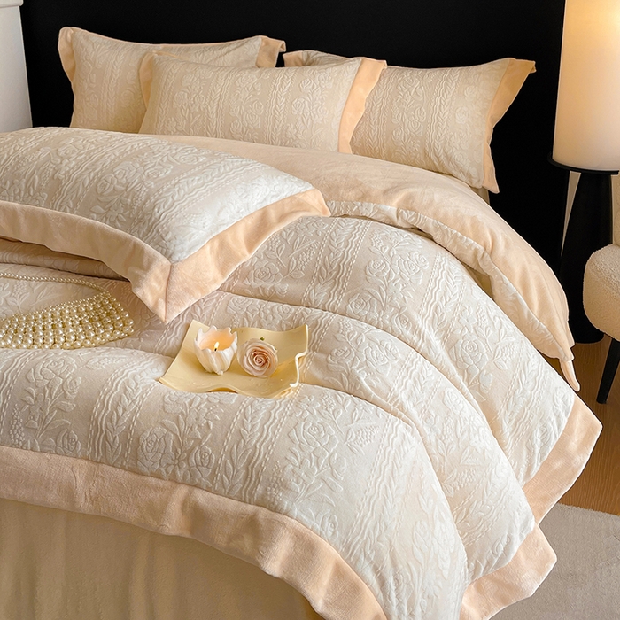 91家纺网 家纺一手货源 找家纺 民新家纺 2025新款牛奶绒宽包边雕花四件套 巴黎恋人-浅米黄