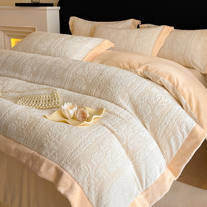 91家纺网 家纺一手货源 找家纺 民新家纺 2025新款牛奶绒宽包边雕花四件套 巴黎恋人-浅米黄