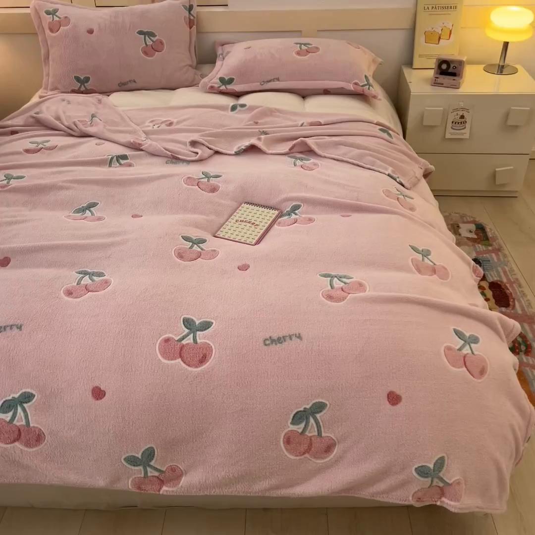 91家纺网 家纺一手货源 找家纺 川悦生活 2025新款高克重双面雪花绒印花毛毯三件套 毛毯桃心爱语