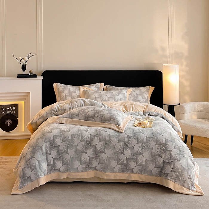 91家纺网 家纺一手货源 找家纺 民新家纺 2025新款牛奶绒宽包边雕花四件套 都市映像-浅灰