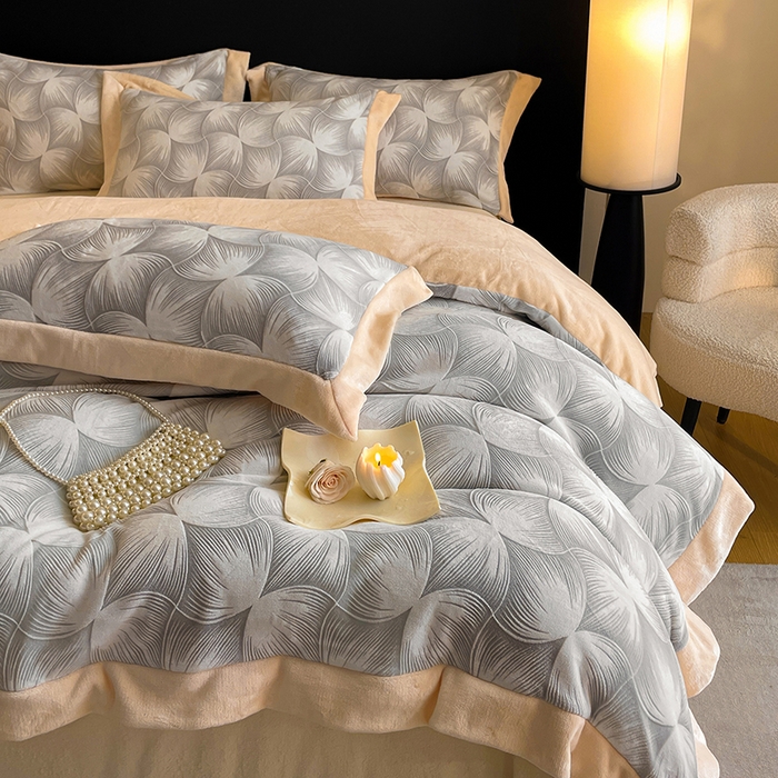 91家纺网 家纺一手货源 找家纺 民新家纺 2025新款牛奶绒宽包边雕花四件套 都市映像-浅灰