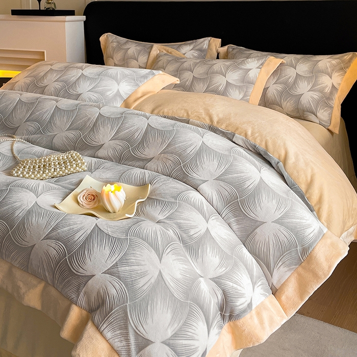 91家纺网 家纺一手货源 找家纺 民新家纺 2025新款牛奶绒宽包边雕花四件套 都市映像-浅灰