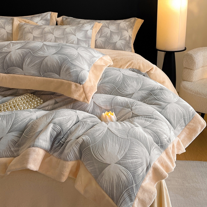 91家纺网 家纺一手货源 找家纺 民新家纺 2025新款牛奶绒宽包边雕花四件套 都市映像-浅灰