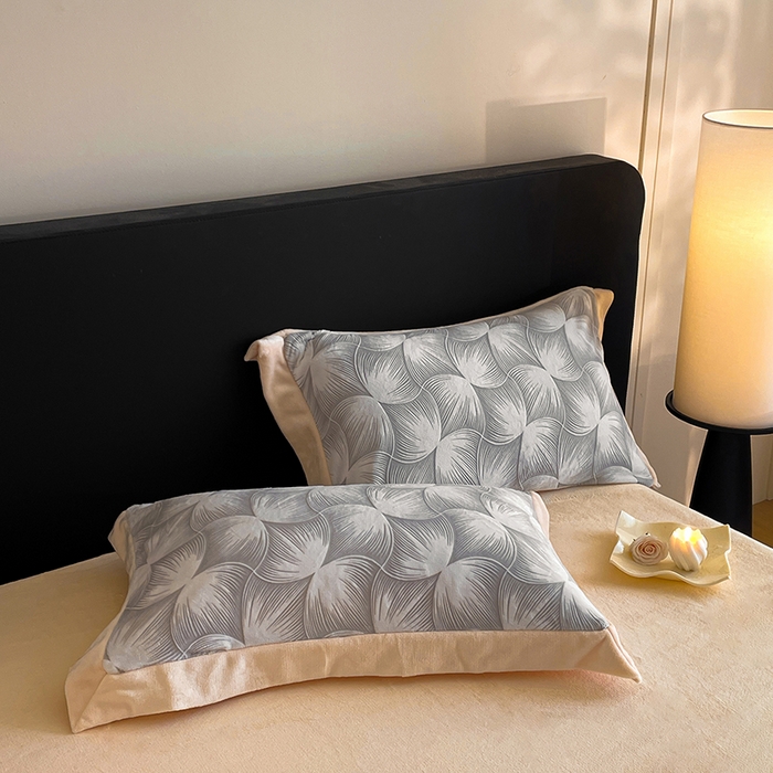 91家纺网 家纺一手货源 找家纺 民新家纺 2025新款牛奶绒宽包边雕花四件套 都市映像-浅灰