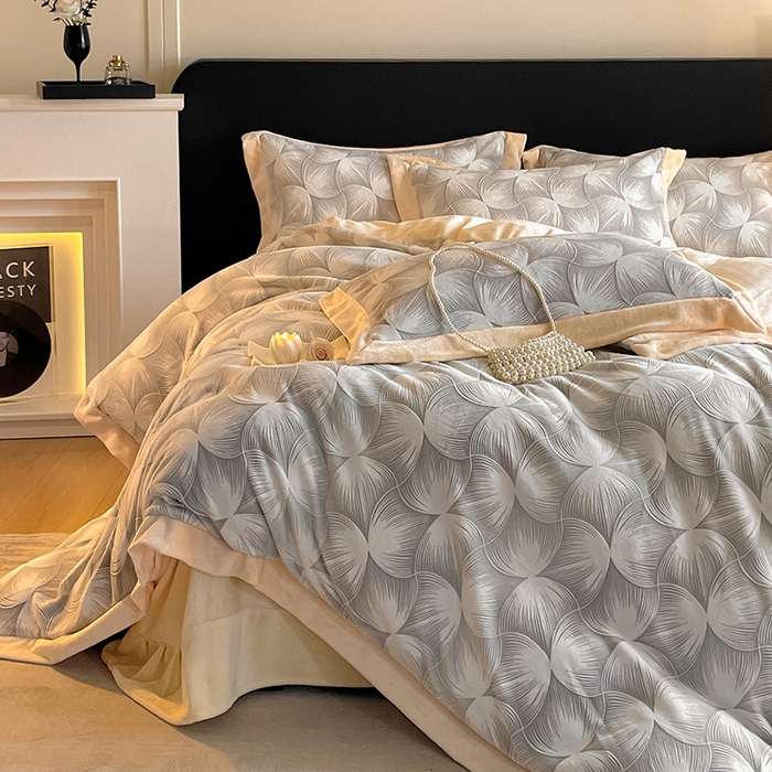 91家纺网 家纺一手货源 找家纺 民新家纺 2025新款牛奶绒宽包边雕花四件套 都市映像-浅灰