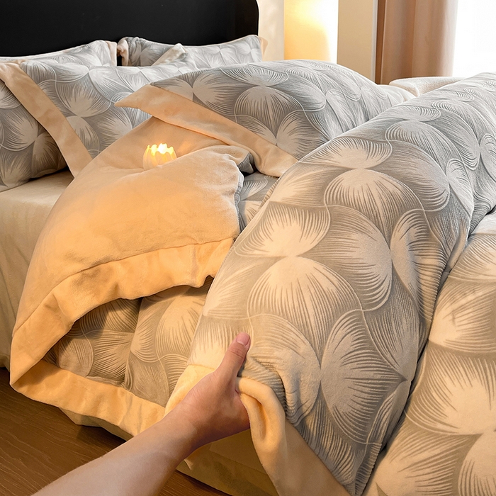 91家纺网 家纺一手货源 找家纺 民新家纺 2025新款牛奶绒宽包边雕花四件套 都市映像-浅灰