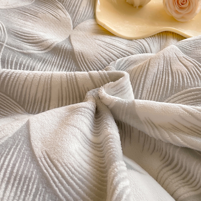 91家纺网 家纺一手货源 找家纺 民新家纺 2025新款牛奶绒宽包边雕花四件套 都市映像-浅灰