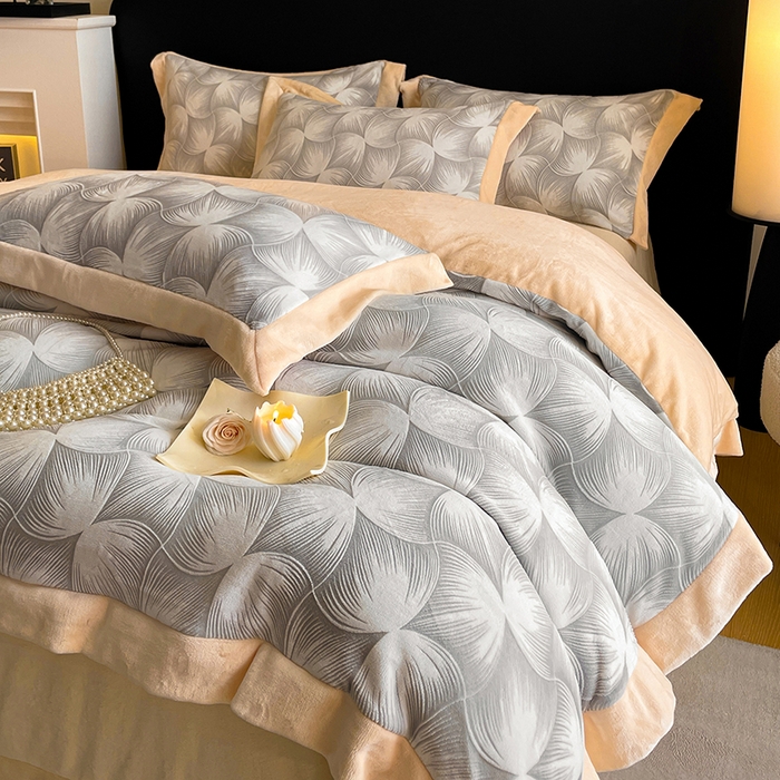 91家纺网 家纺一手货源 找家纺 民新家纺 2025新款牛奶绒宽包边雕花四件套 都市映像-浅灰