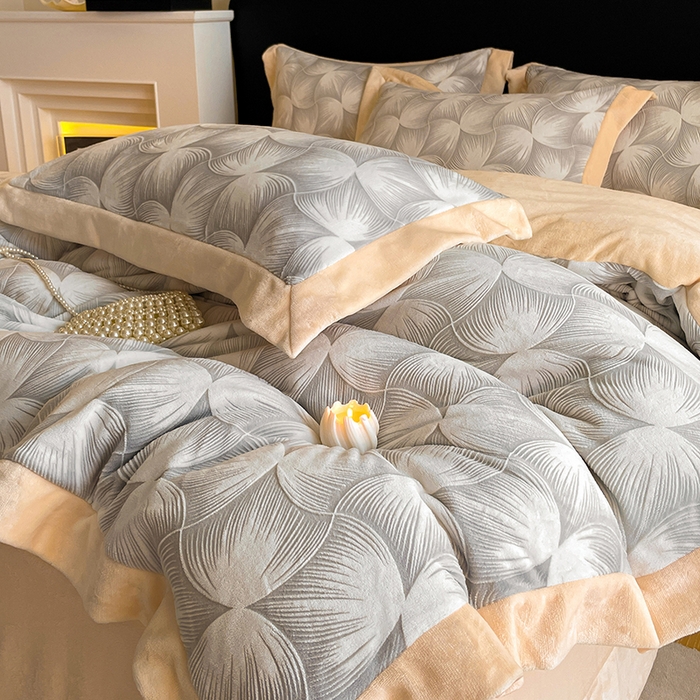 91家纺网 家纺一手货源 找家纺 民新家纺 2025新款牛奶绒宽包边雕花四件套 都市映像-浅灰