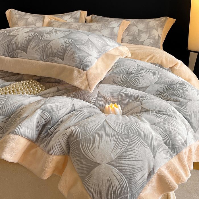 91家纺网 家纺一手货源 找家纺 民新家纺 2025新款牛奶绒宽包边雕花四件套 都市映像-浅灰