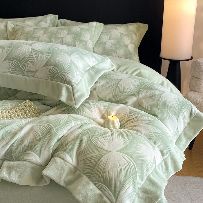 91家纺网 家纺一手货源 找家纺 民新家纺 2025新款牛奶绒宽包边雕花四件套 都市映像-浅绿