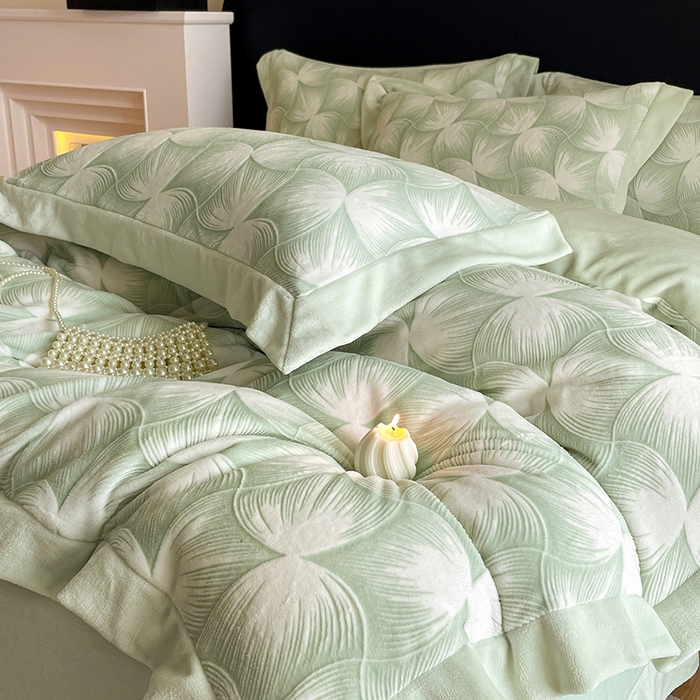 91家纺网 家纺一手货源 找家纺 民新家纺 2025新款牛奶绒宽包边雕花四件套 都市映像-浅绿