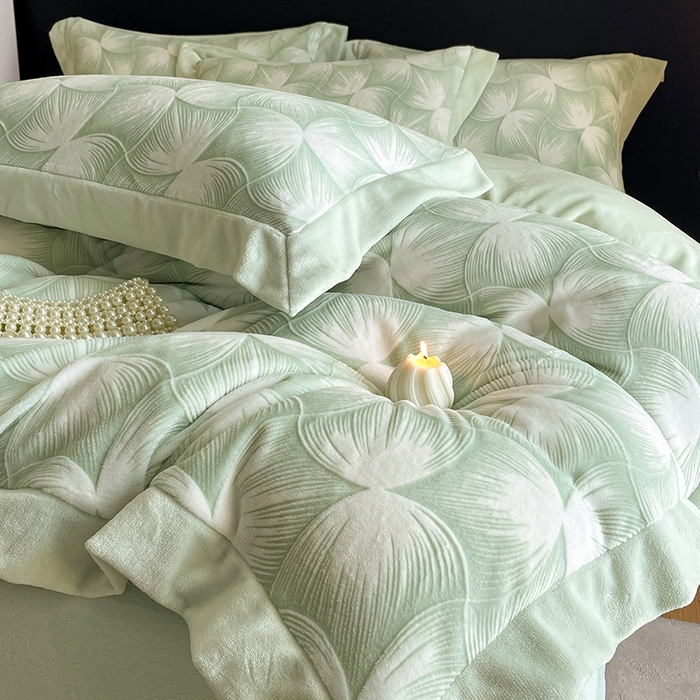 91家纺网 家纺一手货源 找家纺 民新家纺 2025新款牛奶绒宽包边雕花四件套 都市映像-浅绿