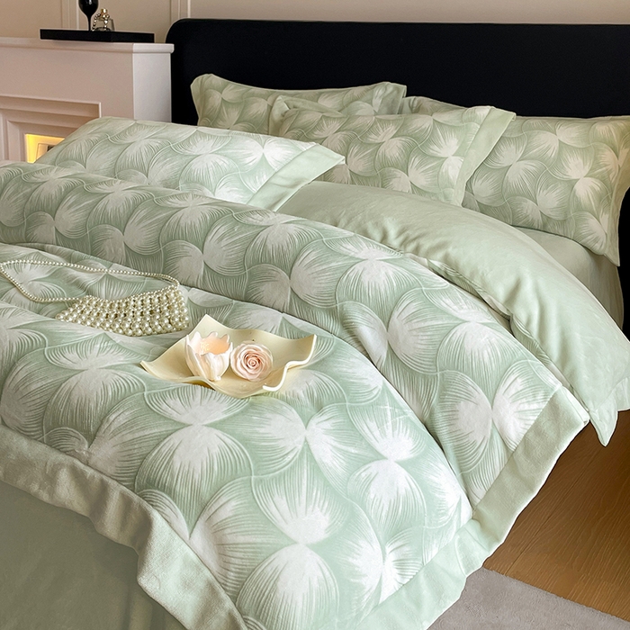 91家纺网 家纺一手货源 找家纺 民新家纺 2025新款牛奶绒宽包边雕花四件套 都市映像-浅绿