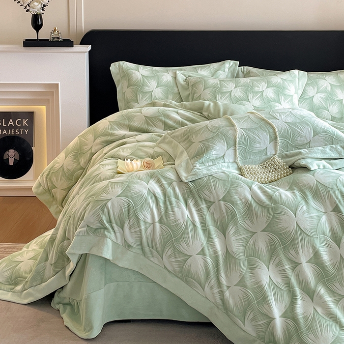 91家纺网 家纺一手货源 找家纺 民新家纺 2025新款牛奶绒宽包边雕花四件套 都市映像-浅绿