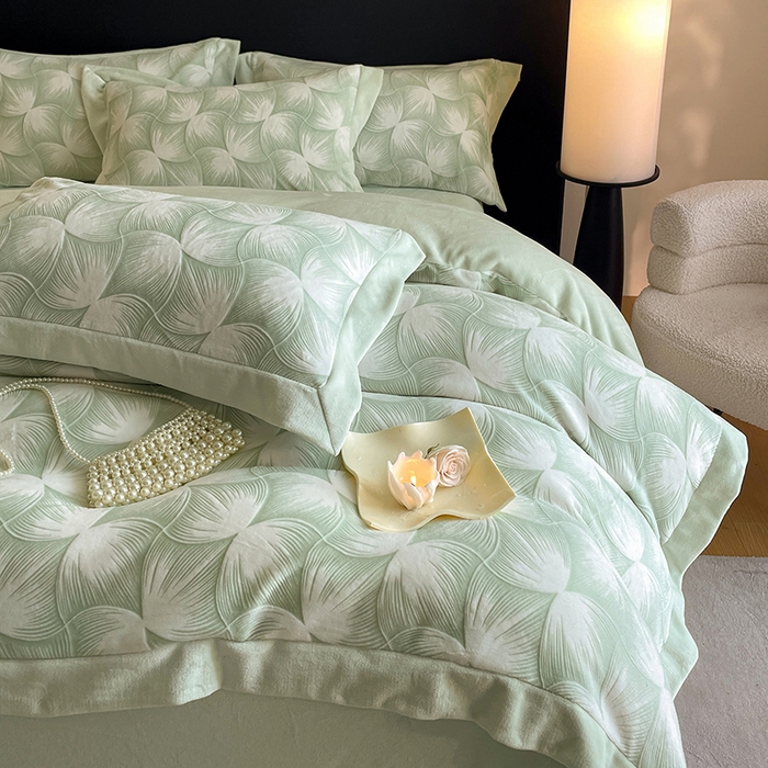 91家纺网 家纺一手货源 找家纺 民新家纺 2025新款牛奶绒宽包边雕花四件套 都市映像-浅绿