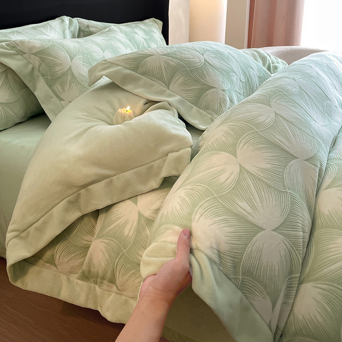 91家纺网 家纺一手货源 找家纺 民新家纺 2025新款牛奶绒宽包边雕花四件套 都市映像-浅绿