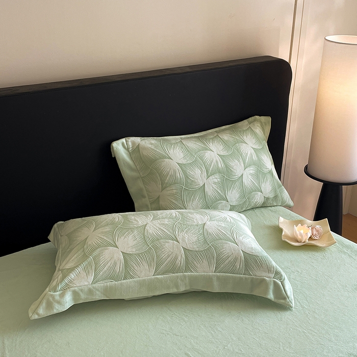 91家纺网 家纺一手货源 找家纺 民新家纺 2025新款牛奶绒宽包边雕花四件套 都市映像-浅绿