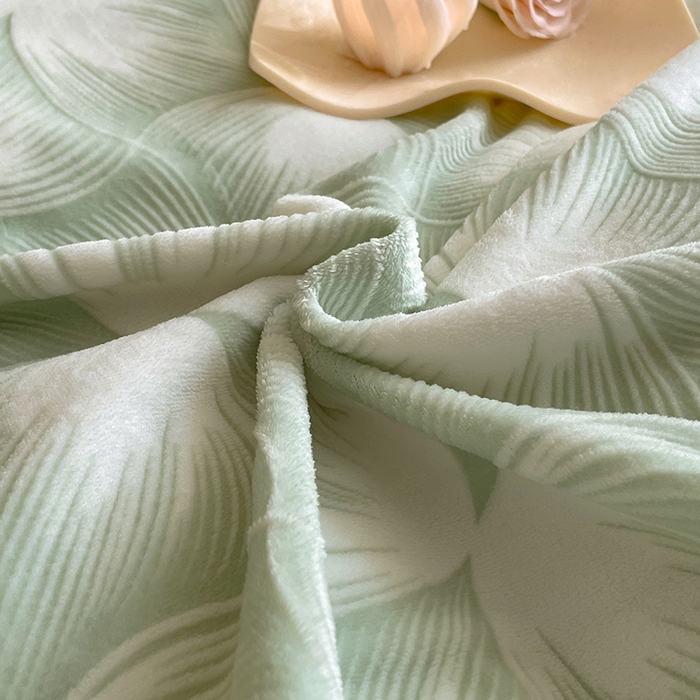 91家纺网 家纺一手货源 找家纺 民新家纺 2025新款牛奶绒宽包边雕花四件套 都市映像-浅绿