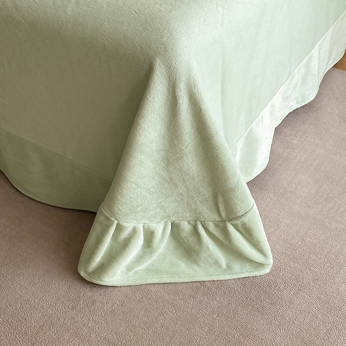 91家纺网 家纺一手货源 找家纺 民新家纺 2025新款牛奶绒宽包边雕花四件套 都市映像-浅绿