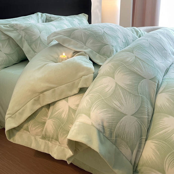 91家纺网 家纺一手货源 找家纺 民新家纺 2025新款牛奶绒宽包边雕花四件套 都市映像-浅绿