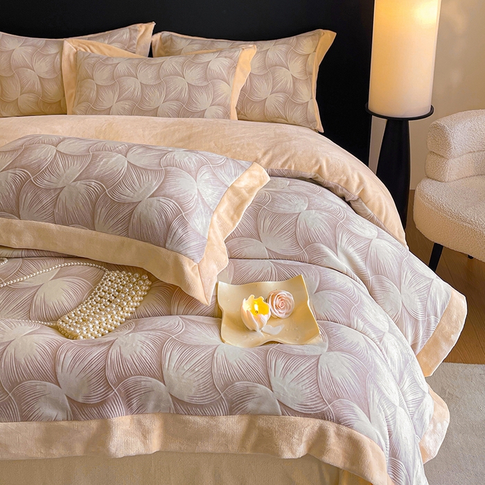 91家纺网 家纺一手货源 找家纺 民新家纺 2025新款牛奶绒宽包边雕花四件套 都市映像-燕麦色