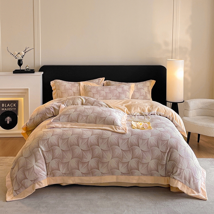 91家纺网 家纺一手货源 找家纺 民新家纺 2025新款牛奶绒宽包边雕花四件套 都市映像-燕麦色