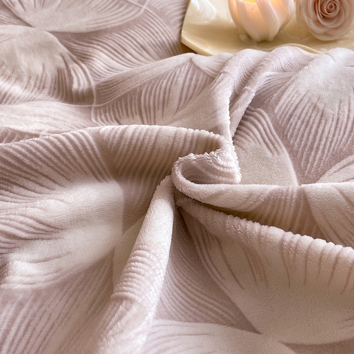 91家纺网 家纺一手货源 找家纺 民新家纺 2025新款牛奶绒宽包边雕花四件套 都市映像-燕麦色