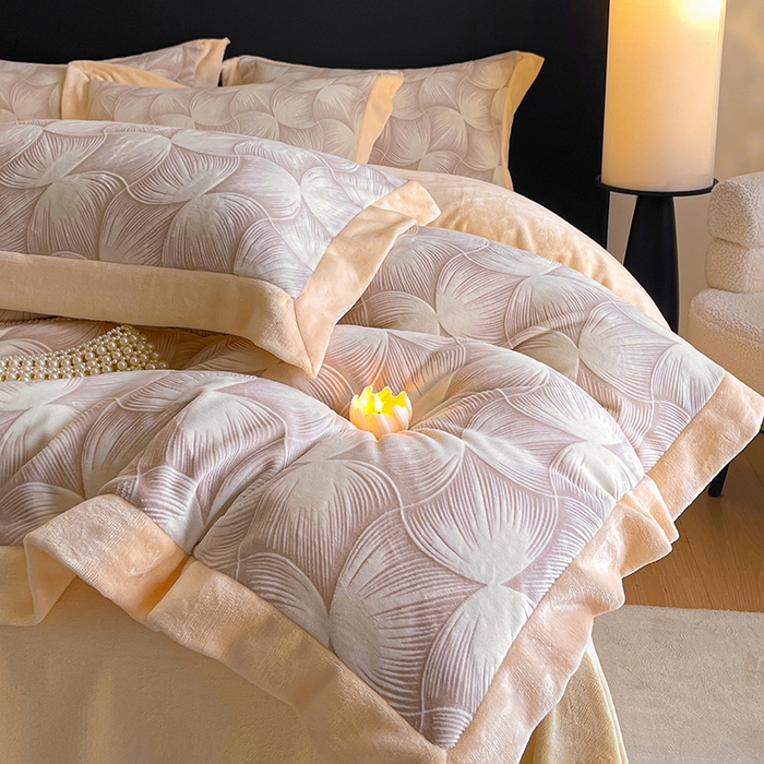 91家纺网 家纺一手货源 找家纺 民新家纺 2025新款牛奶绒宽包边雕花四件套 都市映像-燕麦色