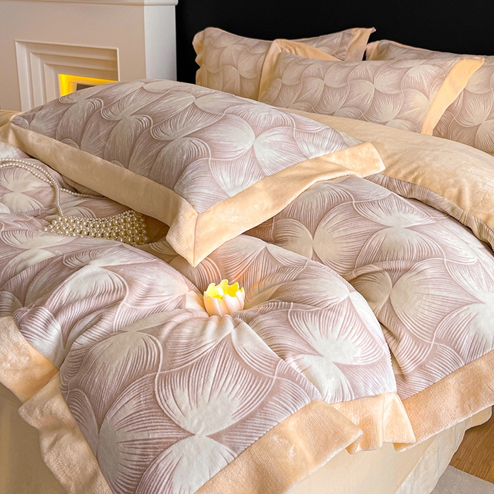 91家纺网 家纺一手货源 找家纺 民新家纺 2025新款牛奶绒宽包边雕花四件套 都市映像-燕麦色