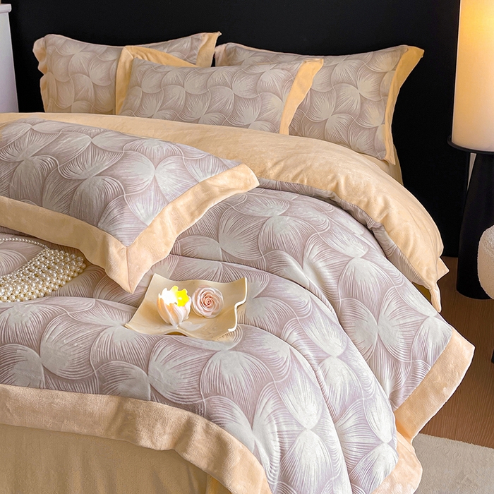 91家纺网 家纺一手货源 找家纺 民新家纺 2025新款牛奶绒宽包边雕花四件套 都市映像-燕麦色