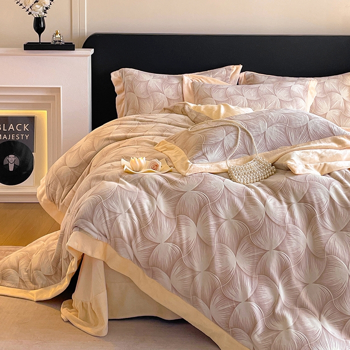 91家纺网 家纺一手货源 找家纺 民新家纺 2025新款牛奶绒宽包边雕花四件套 都市映像-燕麦色