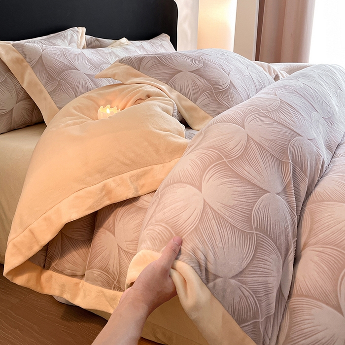 91家纺网 家纺一手货源 找家纺 民新家纺 2025新款牛奶绒宽包边雕花四件套 都市映像-燕麦色