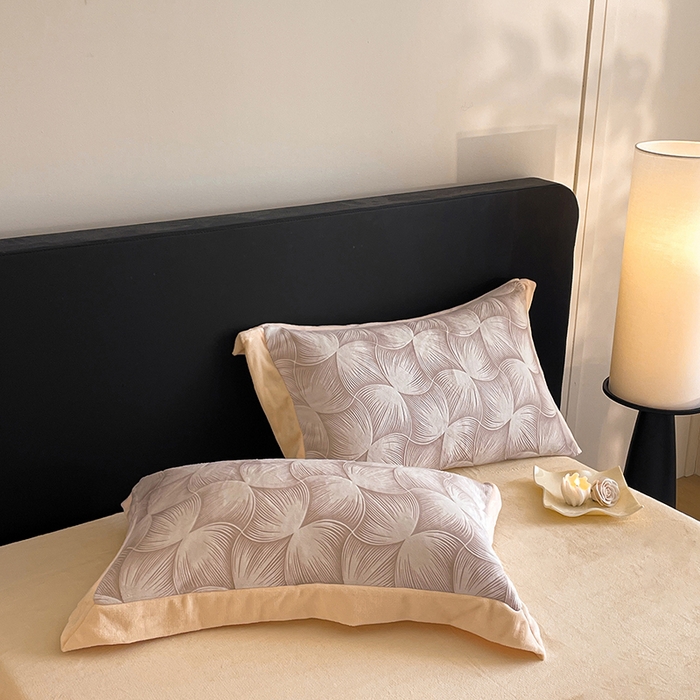 91家纺网 家纺一手货源 找家纺 民新家纺 2025新款牛奶绒宽包边雕花四件套 都市映像-燕麦色