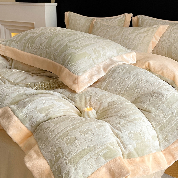 91家纺网 家纺一手货源 找家纺 民新家纺 2025新款牛奶绒宽包边雕花四件套 英伦骑士-浅绿