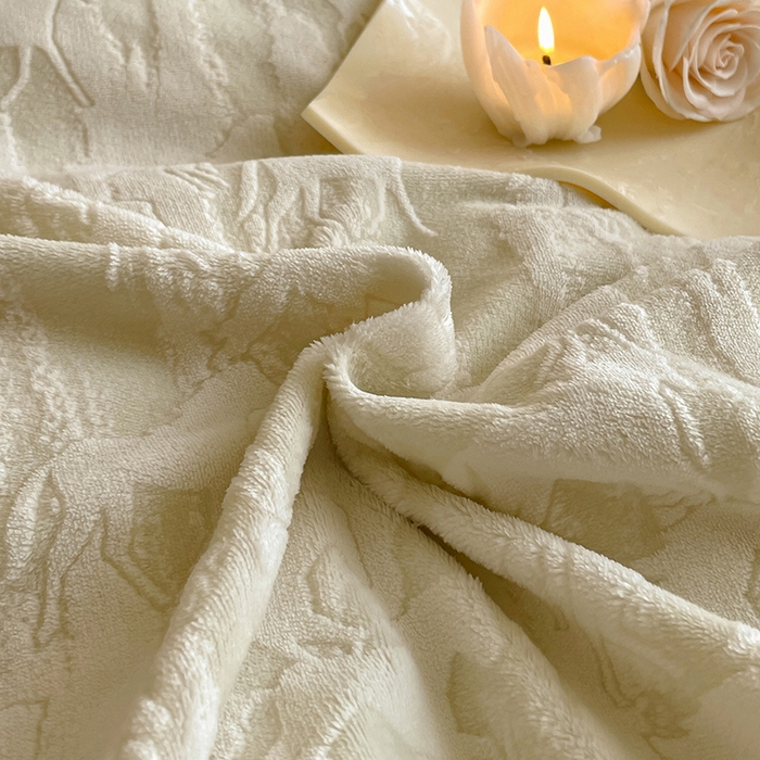 91家纺网 家纺一手货源 找家纺 民新家纺 2025新款牛奶绒宽包边雕花四件套 英伦骑士-浅绿